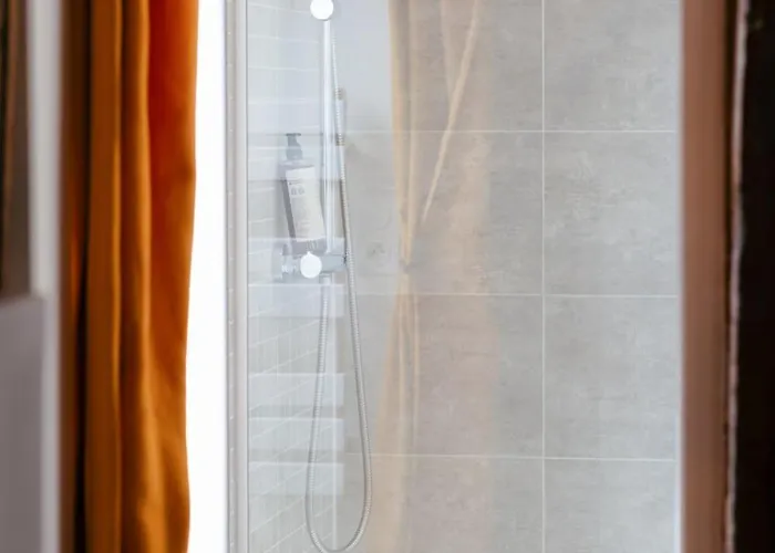 Eveil 4 Le Refuge Lumiere Sous Les Toits De Apartment *